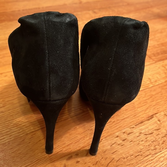 Schutz black suede cutout round toe platform pump size 8  - 4.5in heels - Picture 3 of 8